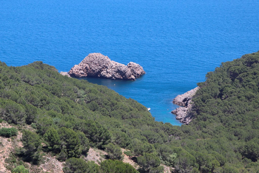 La Cala Ferriola i el massís del Montgrí